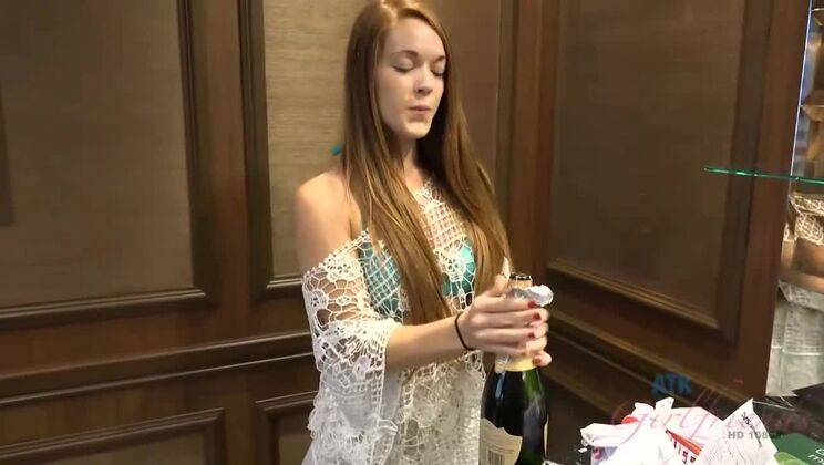 Amateur footjob with Kimberly Brix ends in creampie