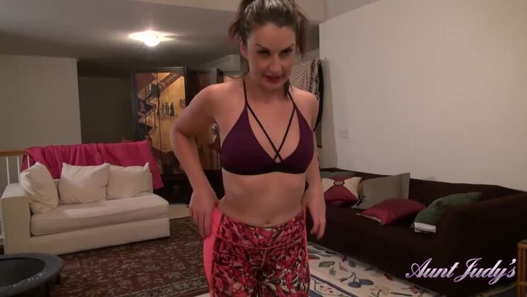 POV Blowjob with Sexy MILF Auntie Cindy