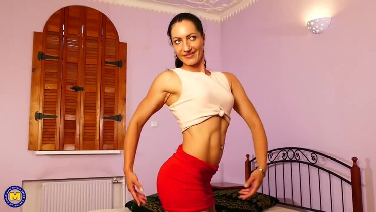 Jessica, a hot mom, plays with a dildo!