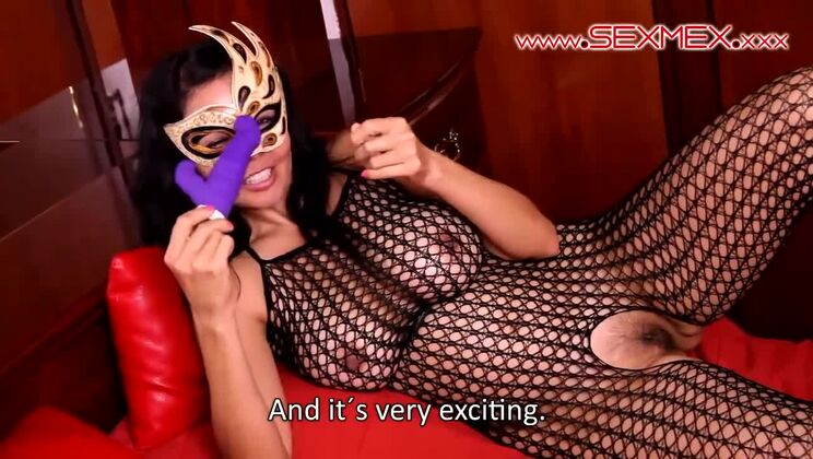 Carolina Plays with Her Big Ass