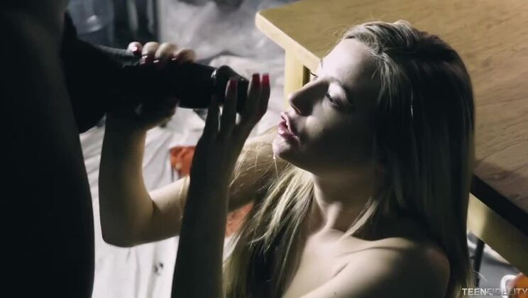 Blonde Bombshell Carolina Sweets Gets Facial Cumshot