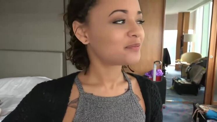 Toes that Curl - Holly Hendrix's Foot Fetish Delight