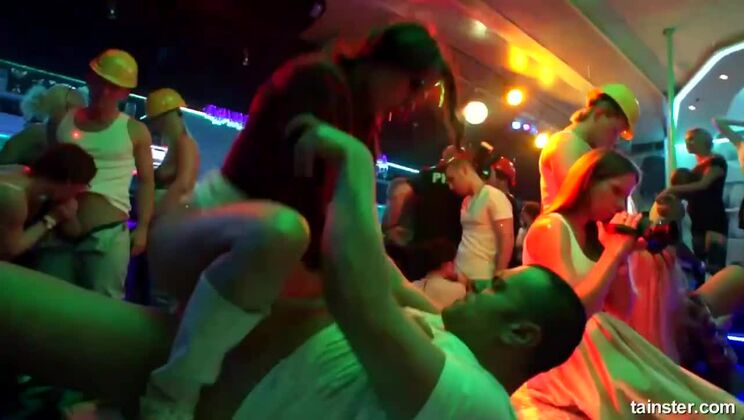 Blonde vs Brunette - Chelsy Sun & Sweet Cat in Pussy Eating Contest