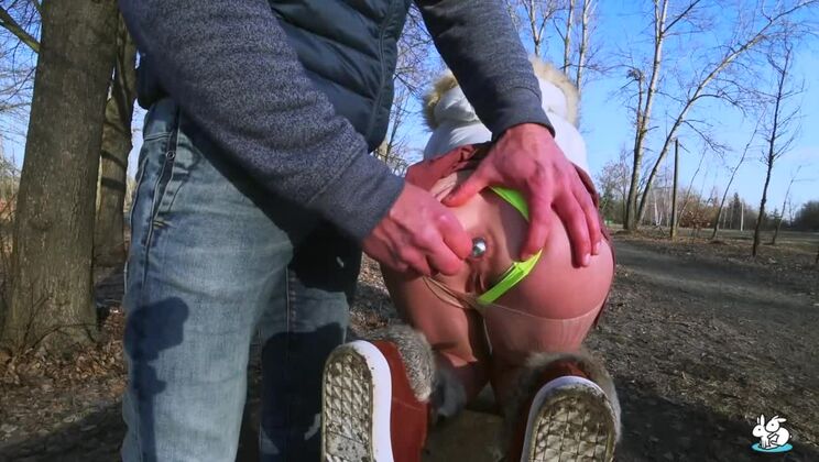 Mia Bandini's Fingering Session in the Park