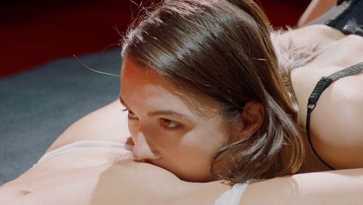 Young and Horny: Alexis and Hayli's Lesbian Encounter