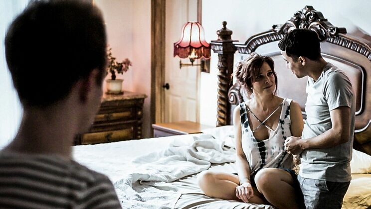 Stepmom Gets Cumshot on Her Face