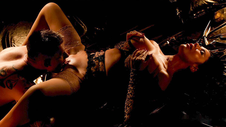 Brandi Love & Ania Kinski Hot MILF Threesome