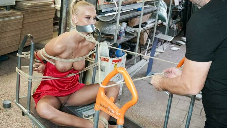 Blonde in Shaved and Sexy Scene