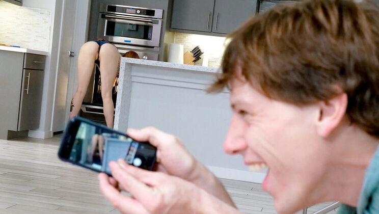 Creepshots of Redhead Mom Lauren Phillips