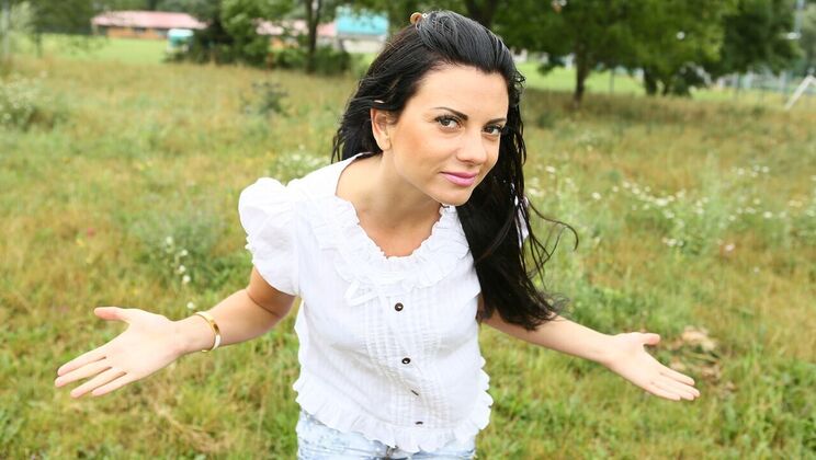 Pretty Babe Gets Ass Fingering in Car