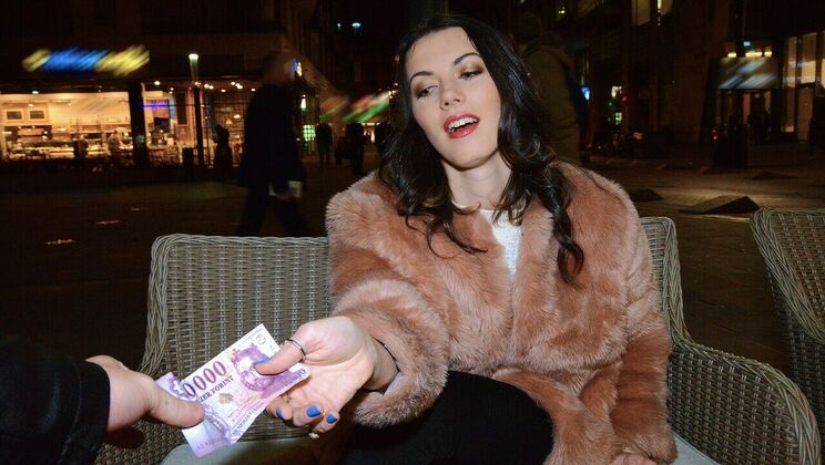 Sarah Highlight Euro Style Doggystyle