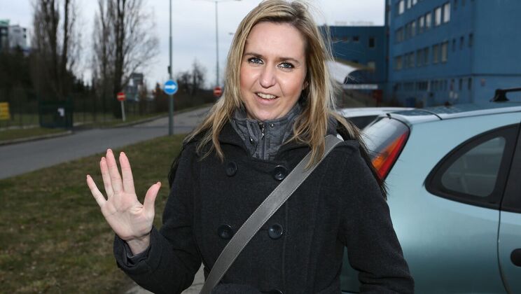 Amateur Blonde Fucks in Car Doggystyle