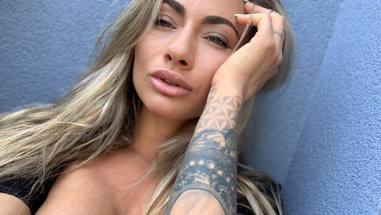 Blonde Girl with Bubble Butt Masturbates