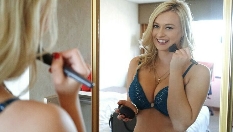 Sexy Natalia Starr Sucking Cock
