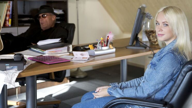 Pussy Licking and Kissing in Gangsta Ride