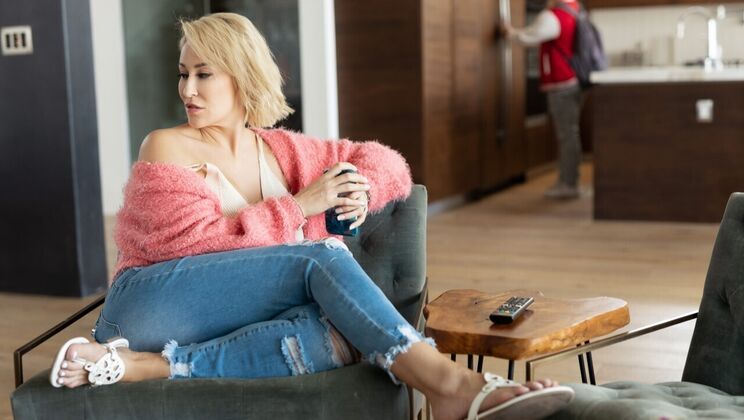 Big Tits MILF Ryan Keely Fucks Young Stepson