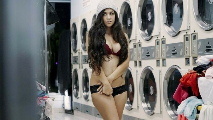 Amateur Latina Facial in Public Laundry