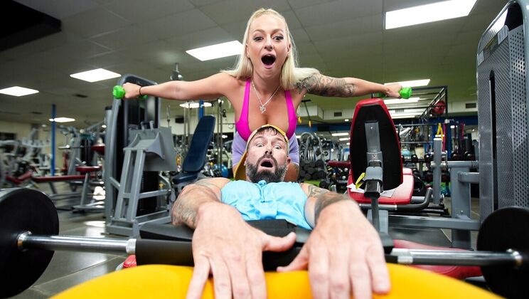 Big Tits Babe Elana Bunnz in Doggystyle Action