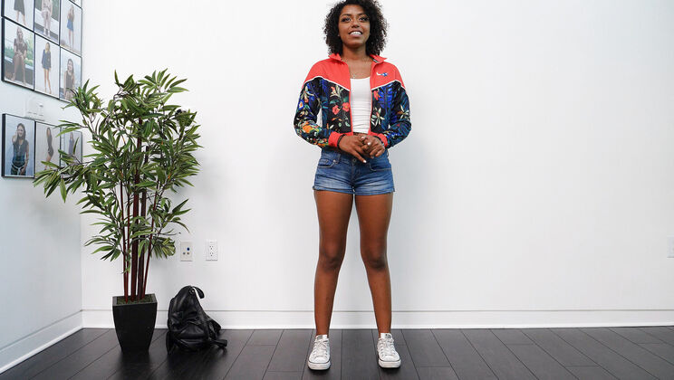 Casting Mia: Handjob and Cumshot Action