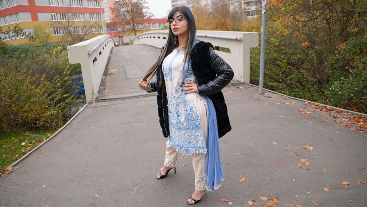 Outdoor Cumshot with Brunette Aaliyah Yasin