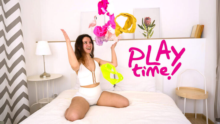 Natural tits babe Sunny May fingers hard