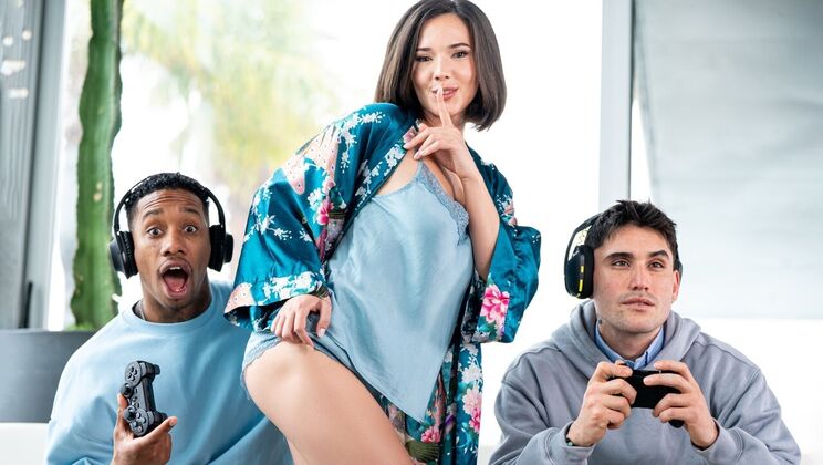 Wet and wild - Eve Sweet masturbates before taking a facial