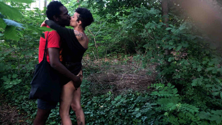 Puck & Gila Kissing and Teasing in Public