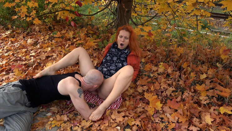 Simona & Leo: Public Pussy Licking in Autumn Leaves