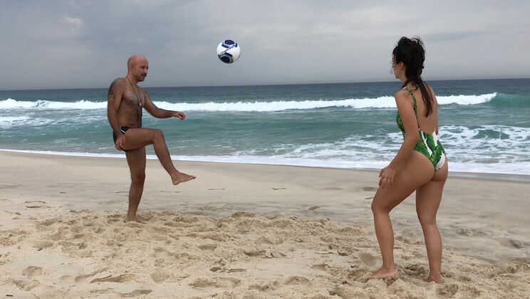 Spitting Distance: World Cup Special - Edu & Fe Get Kinky Outdoors